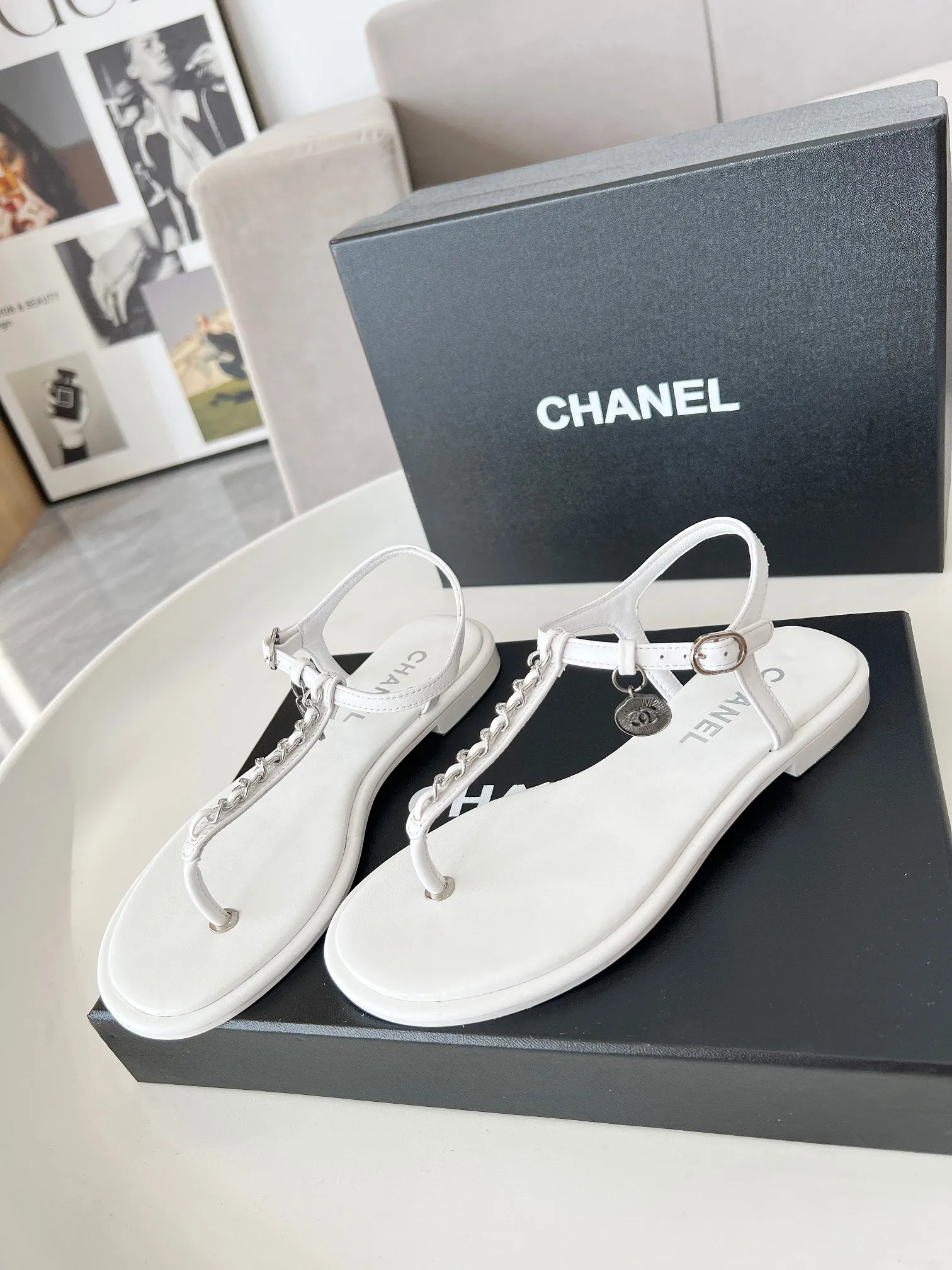 👟👟Ex-factory price 400👟👟 Genuine leather sole +40 CHANEL2025 Xiaoxiang new classic flip-up sandals👡 👄Original 1:1 molded logo🧡Exudes lasting charm Xiaoxiang sandals👡Vivid intellectual elegance👥Brings out the unique beauty of women👩‍🦰 Fabric: Sheepskin Lining: Imported sheepskin , Outsole: Rubber outsole (leather outsole) Color: black/apricot/white, code number: 35-40 (41-41 customized, non-refundable and non-exchangeable)